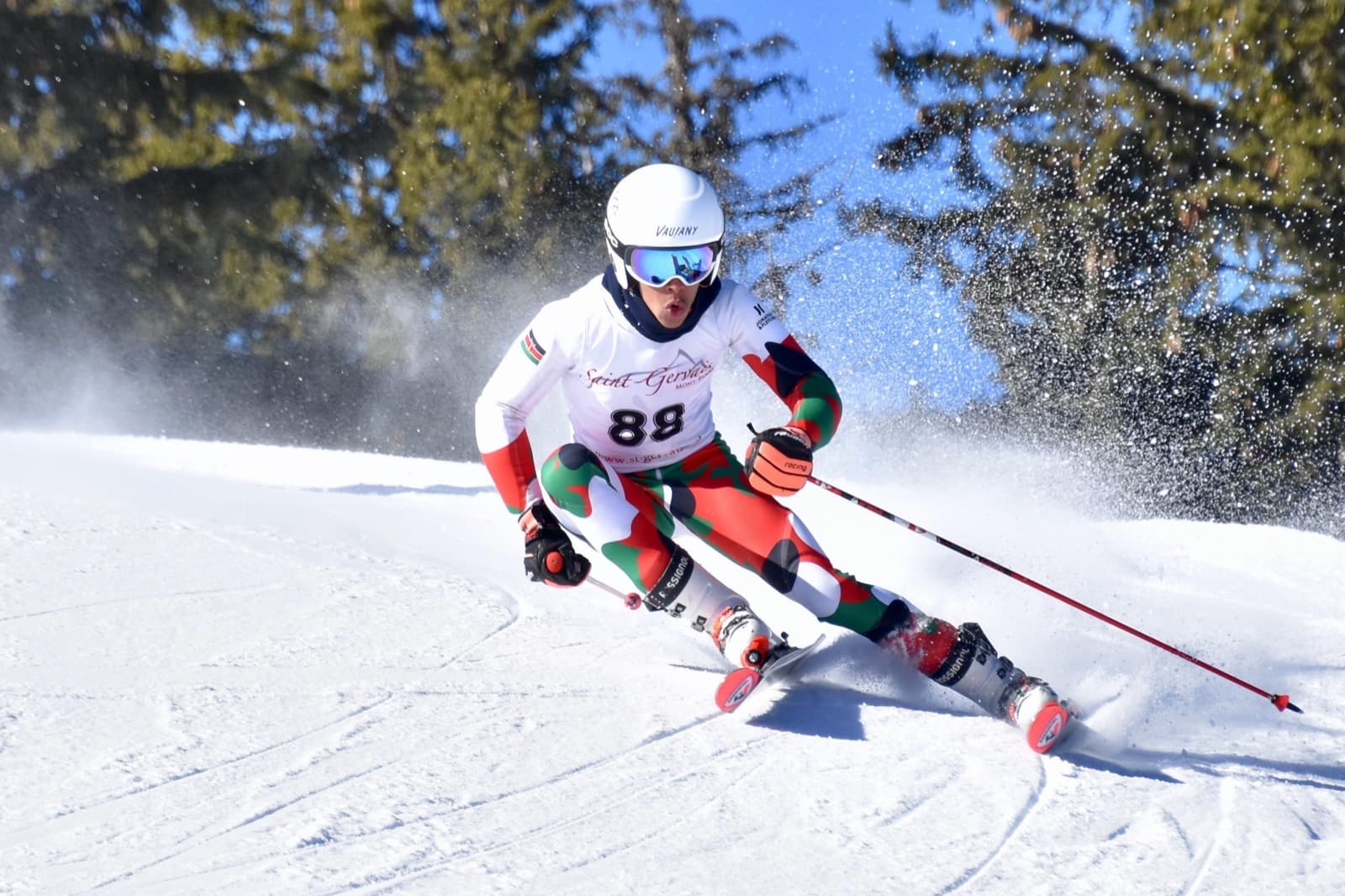 Issa Laborde carving a giant slalom turn
