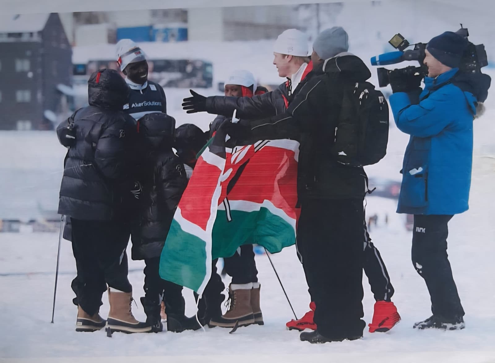 Philip Boit with the Kenyan flag, greeted by Bjørn Dæhlie